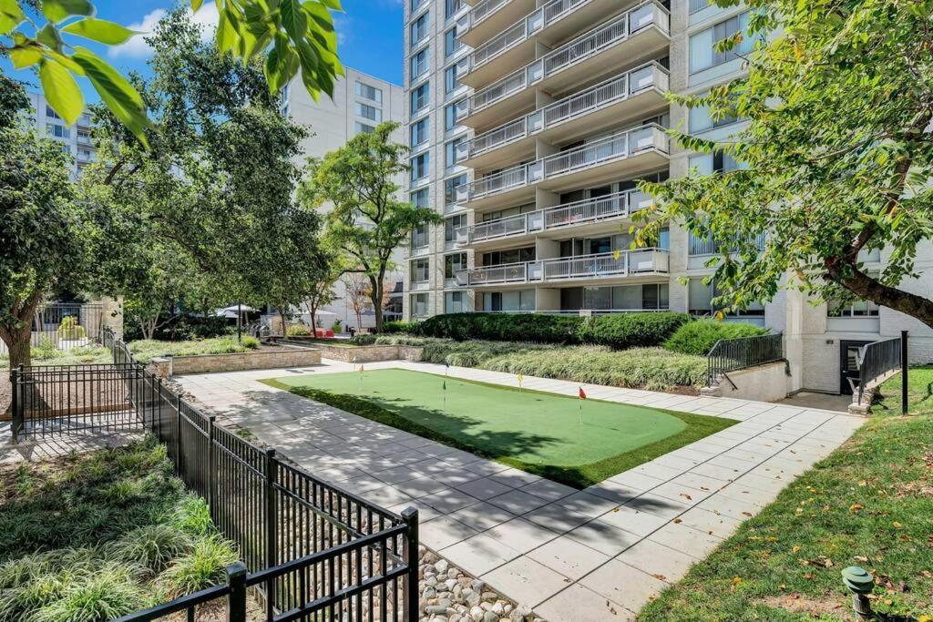 Modern Apartment At Crystal City Арлингтън Екстериор снимка
